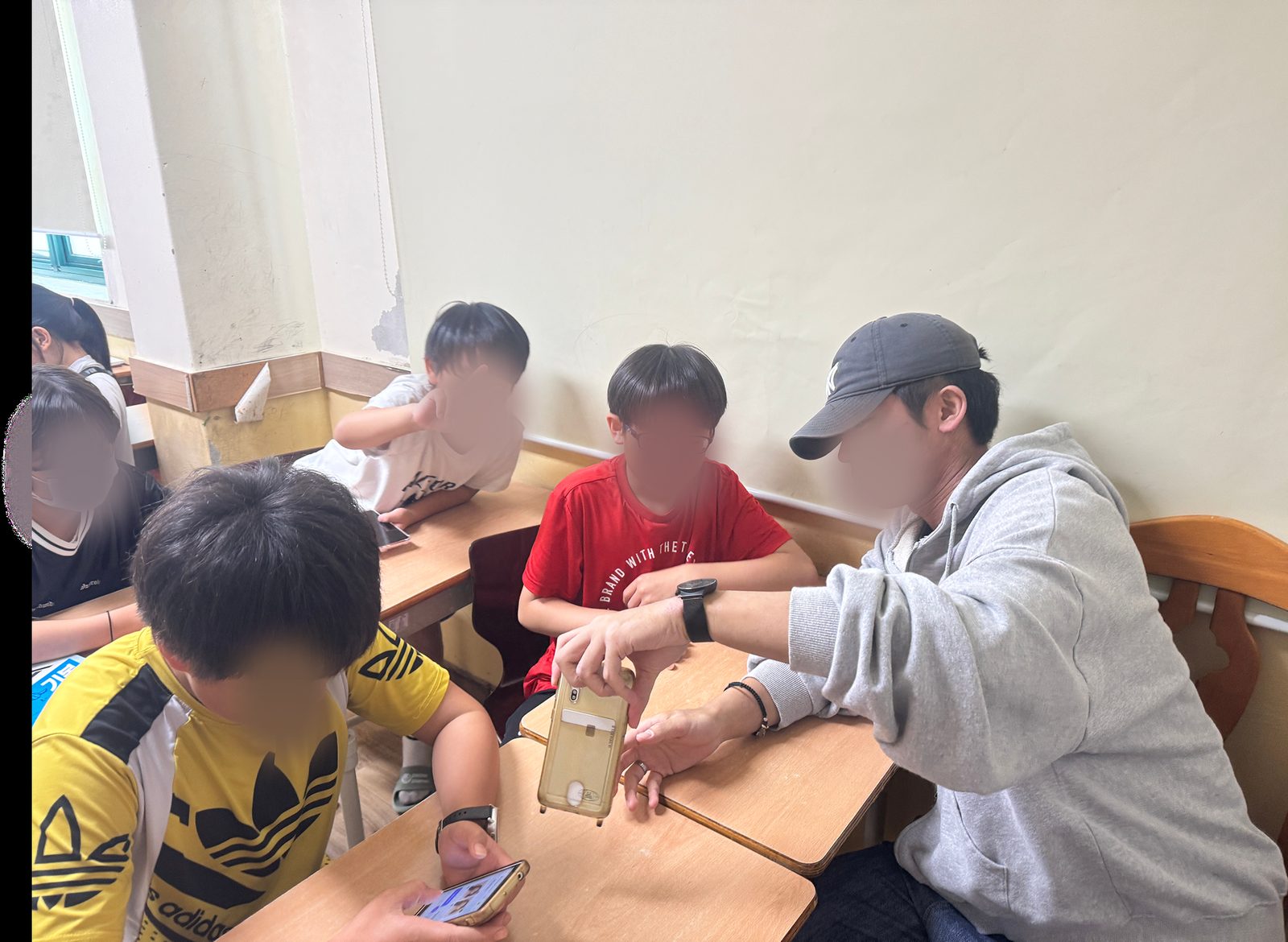 옆에 앉아 한 명씩 — 스마트폰이 없는 아이는 태블릿으로 함께했습니다