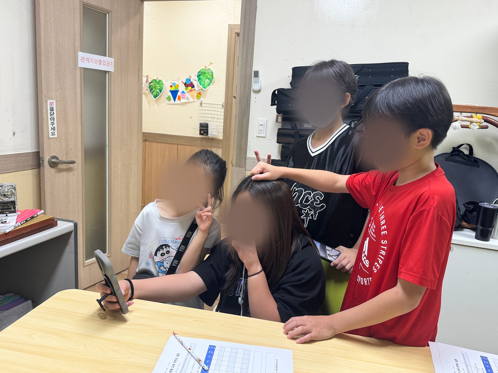 친구들과 한 화면에 — 셀카 각도를 맞추는 것도 수업의 일부였습니다